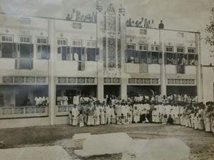 Alavi Bohras: Syedna Badruddin saheb sitting near Badri Manzil during Iftitaah in 1366 AH